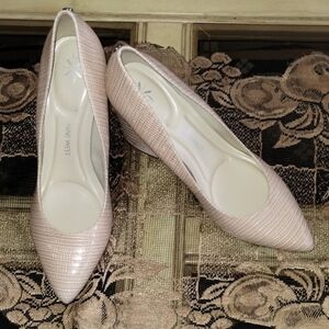 Nine West Cream Heels with Classic Pointed Toe and Sleek Silhouette